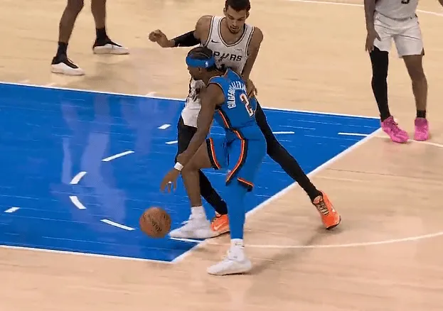 网页版地址-亚历山大突破撞到文班亚马膝盖，后者腿部不适被换下场